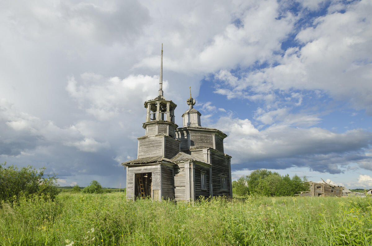 Село Троицкое заброшенная деревянная Церковь