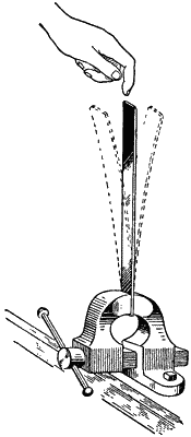 Пример источника звука опыт. Линейка в тисках. Колебания опыт. Обнаружение колебаний ветвей звучащего камертона. Укрепим в тисках упругую металлическую линейку.