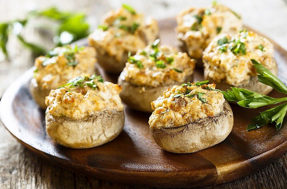 Фаршированные картофелем и сыром шампиньоны – необычная закуска