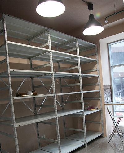 В любом жилище нужно хранить сотни различных вещей: одежду, технику, продукты, инструменты, предметы для хобби и рукоделия, бытовую химию, спортивный инвентарь и многое другое. Очень удобны для этих задач металлические стеллажи.