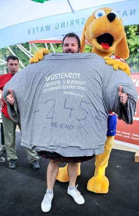 
Количество футболок, одетых за одну минуту.
