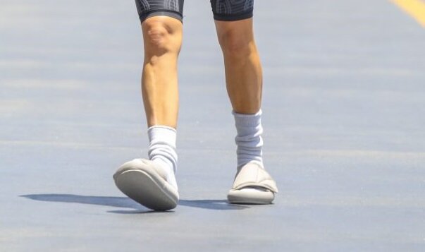 Носки со шлепками на ножках Ким Кардашьян (фото LEGION-MEDIA.RU)