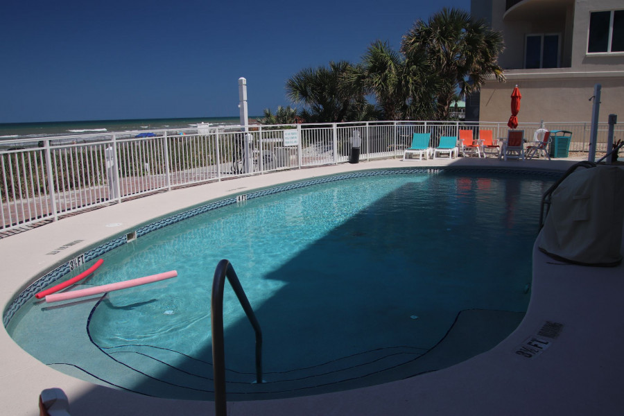 Бассейн прямо в отеле и прямой доступ к пляжу. Супер. Мы понятия не имеем, первый шок. 