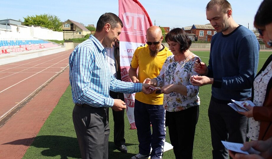 На городском центральном стадионе г. Темрюка состоялось торжественное вручение знаков отличия Всероссийского физкультурно-спортивного комплекса «Готов к труду и обороне!». 
Директор центра физкультурно-массовой работы Юрий Романов вручил золотые и серебряные знаки ГТО трудовым коллективам спортивной школы «Виктория» и спортивного клуба «Барс». Все значкисты являются работниками спортивной сферы и выполнить нормы ГТО стало для них еще одной спортивной задачей, с который они справились на отлично!

В целях повышения уровня привлекательности комплекса ГТО и популяризации здорового образа жизни среди населения муниципального образования Темрюкский район специалисты центра тестирования ВФСК ГТО приглашают всех желающих от 6 лет и старше выполнить нормативы комплекса по адресу: г. Темрюк, пос. Правобережный, ул. Юбилейная, 20, Центр тестирования (ЦТ) на базе СК «Скиф». Телефон для справок: 99-2-14.

Структура ВФСК ГТО включает 11 ступеней, для каждой из которых установлены виды испытаний, нормативы их выполнения и рекомендации к недельной двигательной активности.

Для того чтобы выполнить нормативы ГТО и получить «Знак отличия» необходимо:

- зарегистрироваться на сайте ГТО: http://www.gto.ru/ , после регистрации вам будет присвоен уникальный идентификационный номер (УИН);

- получить допуск врача;

- оставить заявку на прохождение тестирования;

- выполнить нормативы;

- получить знак отличия.