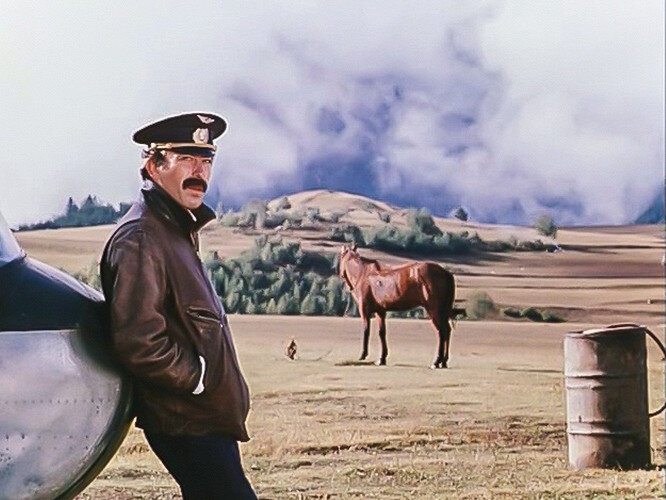 Источник: https://kino.rambler.ru/movies/42557932-gde-i-kak-snimali-sovetskuyu-komediyu-mimino/        //  Кадр из фильма "Мимино" 