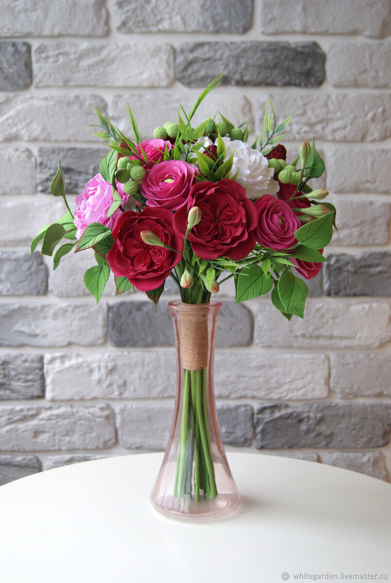 Букет с пионами, лютиками и английскими розами