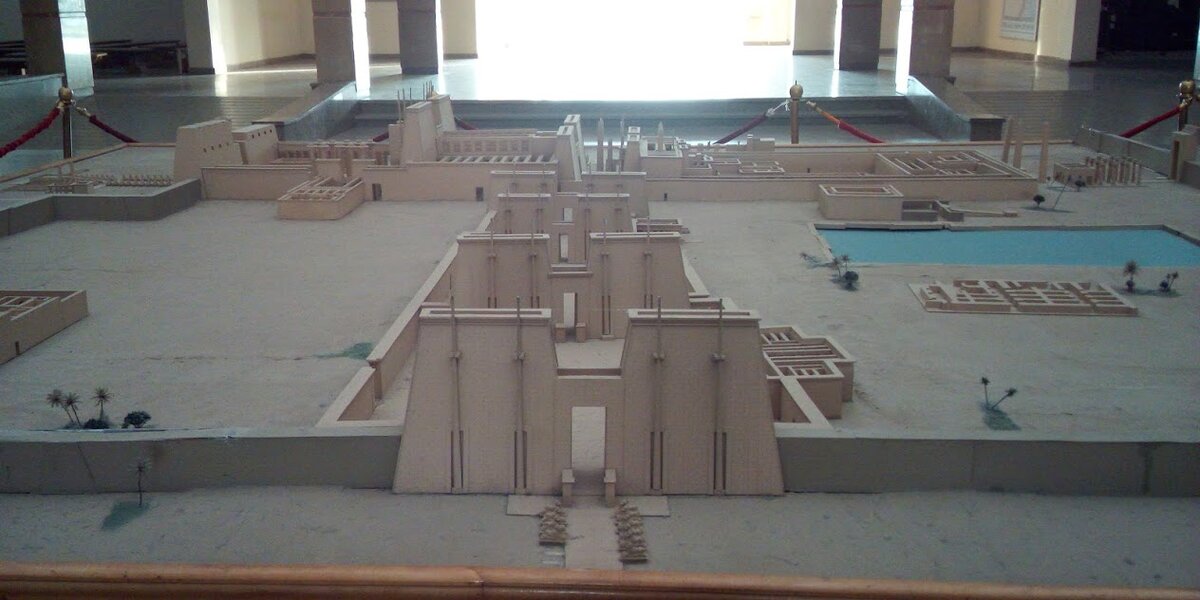 Макет храмового комплекса в зале для досмотра туристов и их рюкзаков