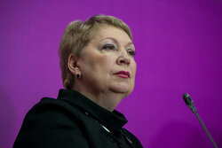 Министр просвещения комментирует закон о  запрете мобильников на уроке.