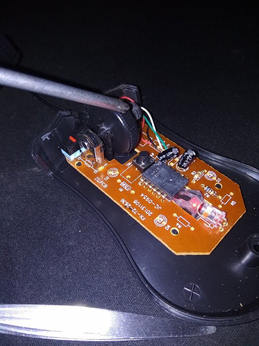 Отверткой показываю, что необходимо снять колёсико.