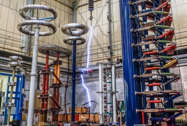 Пущен разряд молнии 2 мегавольта в квадрокоптер