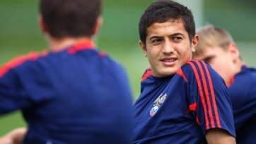 Бывший защитник «Амкара» и «Урала» Джамалдин Ходжаниязов заявил о желании выступать за сборную Азербайджана. Как сообщает azerisport.com, 23-летний футболист уже обратился с соответствующей просьбой в Ассоциацию футбольных федераций Азербайджана (АФФА).
