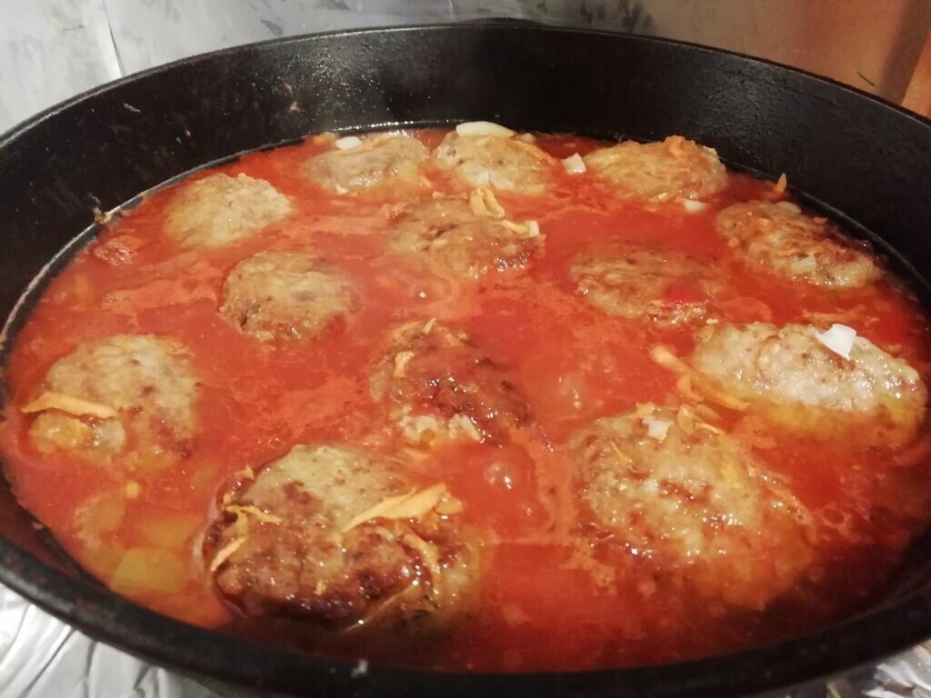 Фрикадельки с подливкой на сковороде в томатном соусе рецепт фото пошагово