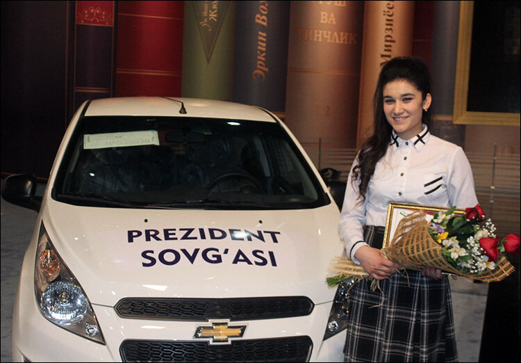 Победительница  конкурса "Молодой книголюб". Фото взято из открытых источников