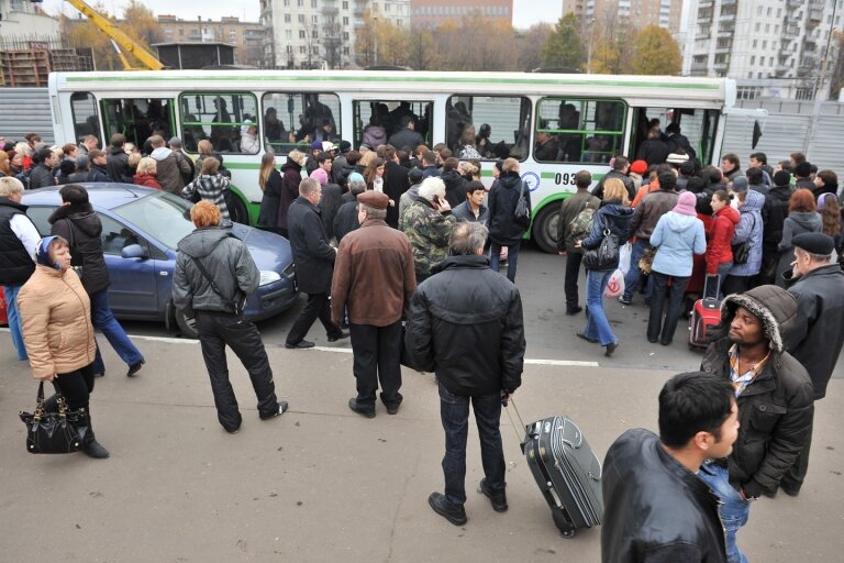 Идеальное место для карманников. Кстати карманники любят работать группами.