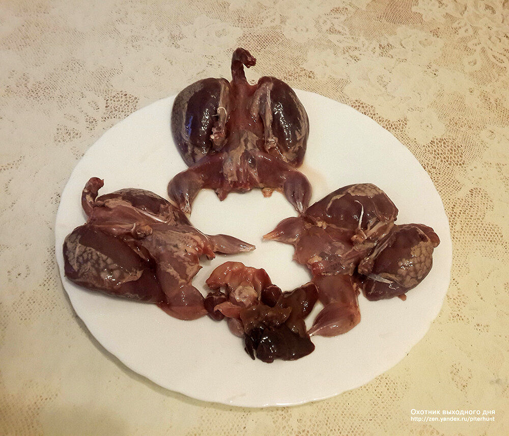 Исходное сырье: один дупель (в центре покрупнее) и два бекаса, а также их потрошки.