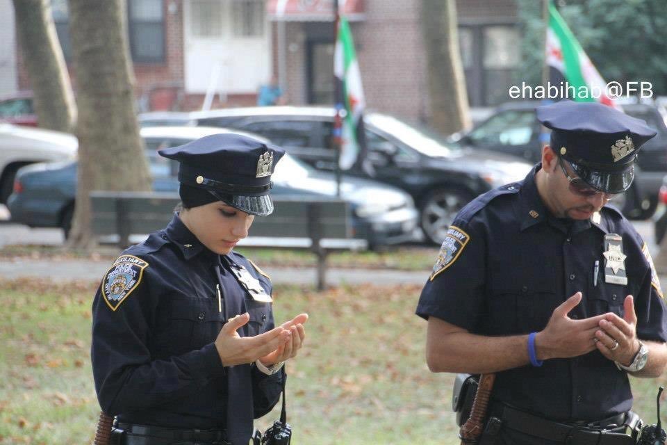 #NYPD Two NYPD Muslim officers praying for Syria at the rally in Brooklyn.