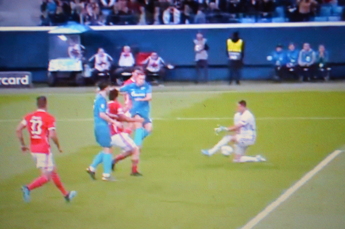 Дзюба открывает счёт в игре , и  воплощает в гол преимущество питерцев.