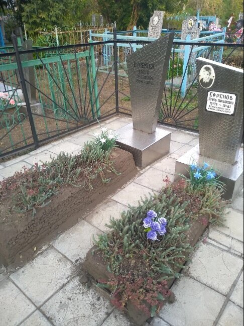 Захоронения с похищенными надгробиями