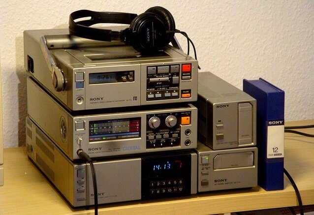 SONY SL-F1E; PCM-F1; Sony NP-25;  AC-F1E 1981 год
