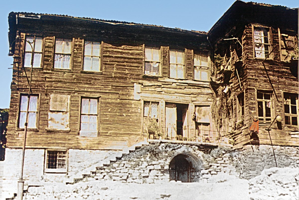 Здание в стамбульском районе Касым Паша. Источник: https://islamansiklopedisi.org.tr/kasimpasa-mevlevihanesi 