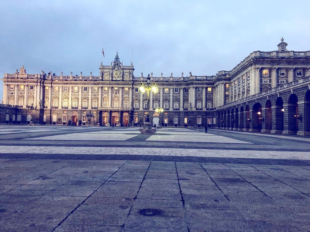 Madrid. Еще ходят люди, но в город уже заходит полиция и военные 