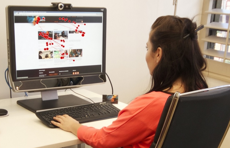 Камера фиксирует движение глазного яблока и соотносит с просмотренным материалом.