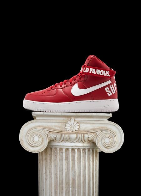 Кроссовки коллаборация Nike и Supreme, что делает эту модель уникальной и дорогой. Фото взято из интернета.