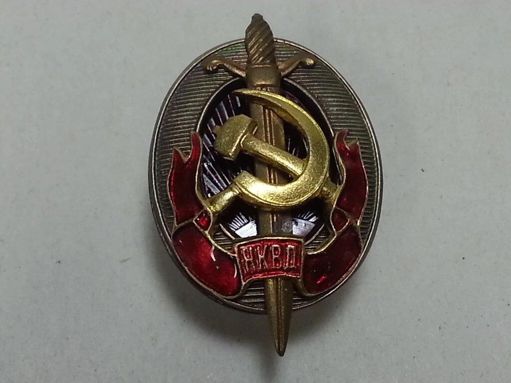 Источник: https://www.ostfront.com/products/repro-soviet-ww2-nkvd-excellent-service-badge?variant=17057301827