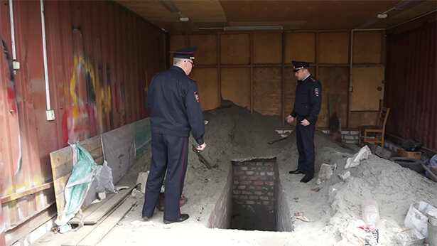 Оказалось, этот знакомый и был причастен к исчезновению мужчины. Более того, он входил в вооруженную группу, задачей которой было убить жертву и завладеть его земельным участком. 