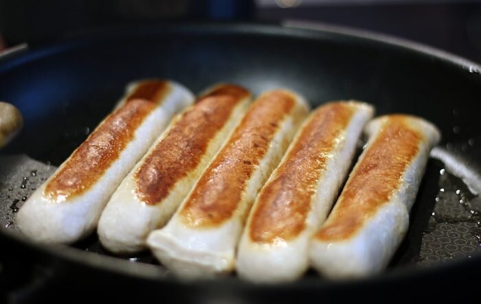 4 ошибки в приготовлении сосисок, из-за которых даже хороший продукт превращается в безвкусные лохмотья