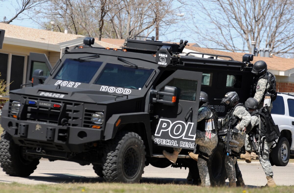 Армейский автомобиль для полиции: Lenco BearCat G3