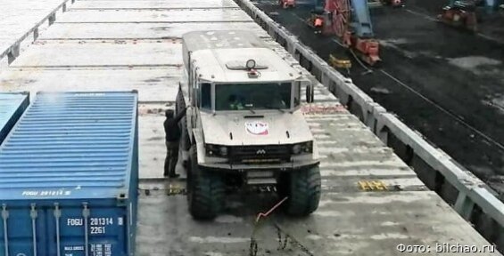 С баржи "Бурлак" поехал своим ходом 1200 км до места назначения. Он и предназначен для автономных поездок на большие расстояния. 