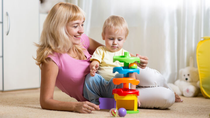 Помимо медикаментозной защиты и превентивного приема витаминных и иммуностимулирующих препаратов, нужно обязательно регулярно проветривать помещения и проводить их влажную уборку. Вода и воздух помогают механическому избавлению от вирусов и бактерий. Также при возможности следует использовать ультрафиолетовую лампу в помещениях для очистки воздуха (следите, чтобы в это время в комнате никого не было). А чтобы борьба с вирусами и бактериями была наиболее эффективной, необходимо выбирать для обработки поверхностей проверенные дезинфицирующие средства для дома. 
Одним из современных моющих средств для дезинфекции последнего поколения на рынке сегодня является Amway Pursue («Персью»). С его помощью можно продезинфицировать не только пол, стены или мебель, но и поверхности, непосредственно контактирующие с пищей и слизистыми. Это уникальное средство, которое одновременно чистит и обеззараживает, а благодаря своему натуральному составу абсолютно безопасно для детей и взрослых и не наносит ущерба ни обрабатываемым поверхностям, ни экологии в целом.
Лабораторные исследования доказали, что Pursue убивает до 99,99% бактерий, в том числе вирус гриппа A/H1N1, кишечную и синегнойную палочку, герпес, ротавирус, патогенные грибы Кандида, золотистый стафилококк. Многие из этих возбудителей, вызывающих серьезные заболевания, резистентны к традиционным обеззараживающим и противомикробным средствам.