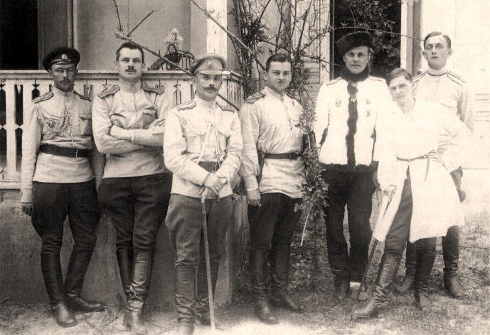 Командир Крымского корпуса генерал-лейтенант Я. А. Слащёв (третий справа) с чинами своего штаба: начальник штаба корпуса генерал-майор Г. А. Дубяго (четвёртый справа), ординарец Слащёва Н. Н. Нечволодова (справа на переднем плане) — впоследствии его супруга. Крым, апрель — май 1920