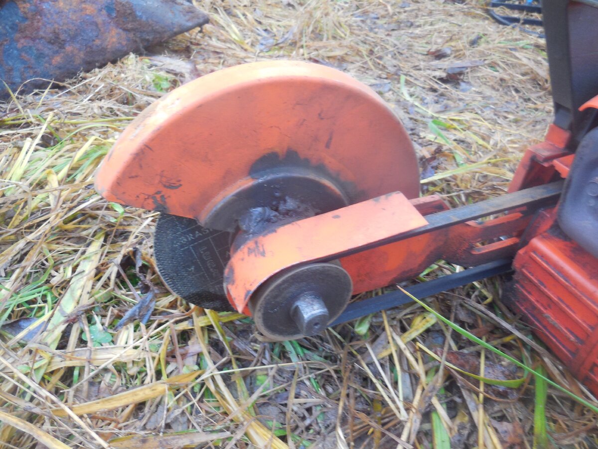 Так выглядит насадка болгарка к бензопиле. Защитный кожух пришлось подварить, так как случайно уронили инструмент