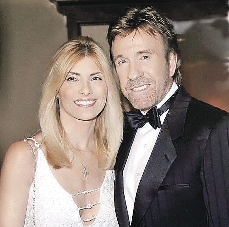 На красавице Джине О’Келли Норрис женился в 1998 году. Фото: Legion-Media 
Читайте на WWW.KP.RU: https://www.kp.ru/daily/21712101.3/4338685/