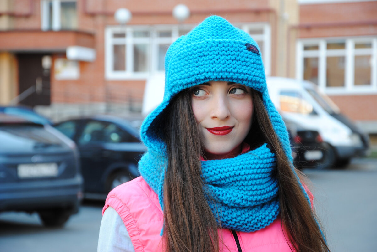 Вязание шапок спицами 2025 для женщин с описанием, модные шапочки, новинки с отворотом на зиму