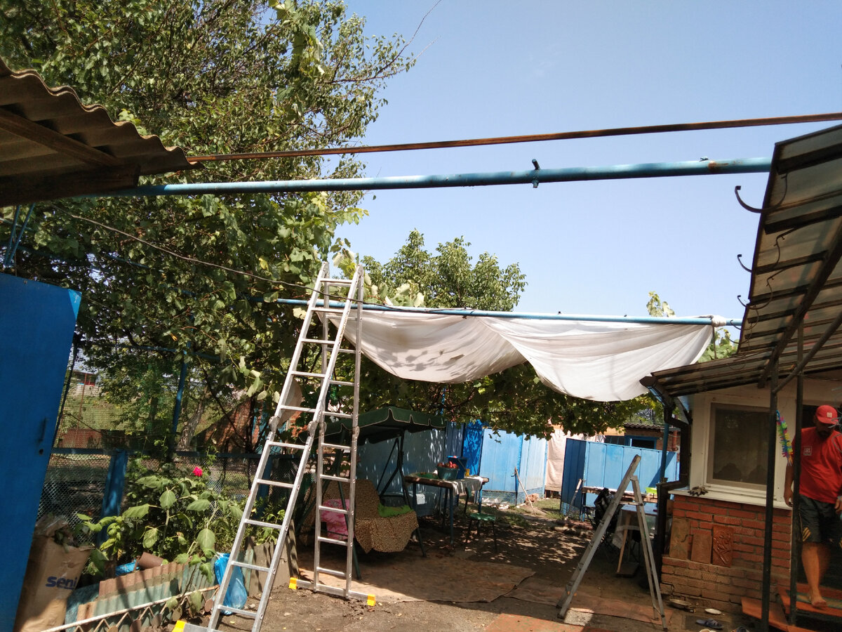 Получилось так. Само основание с толстыми трубами держится хорошо, его оставили.