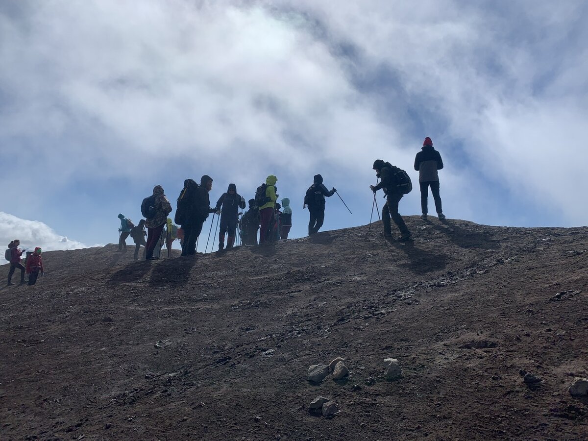 На вулкане «Горелый». Ледяной сильный ветер сбивал с ног. Фото автора 