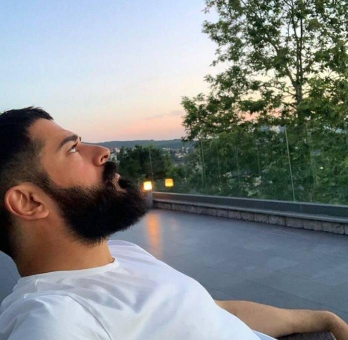 Актер отпустил густую бороду, но прическа у него мужская. Фото: Instagram.com/burakozcivit