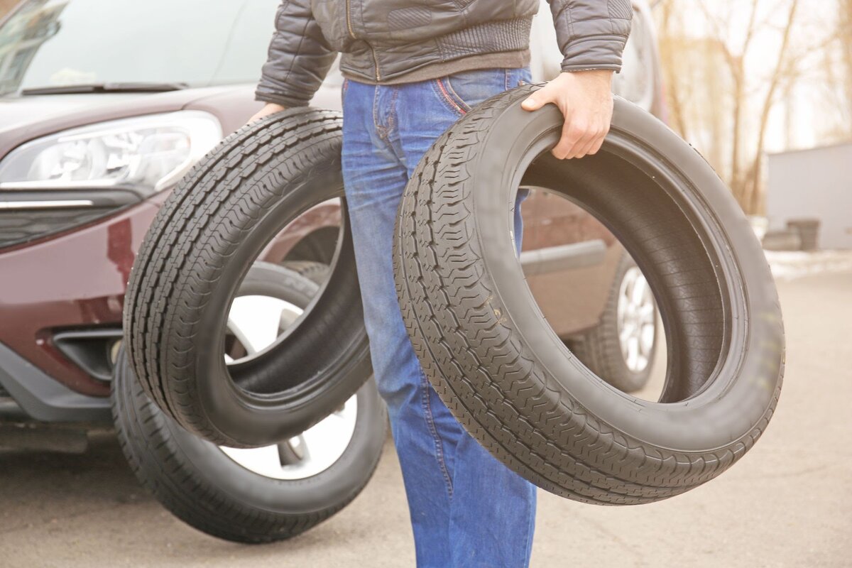 На этот сезон взял на Авито почти новую резину Goodyear — предыдущий хозяин поездил месяц и только 500 км. Продавал, так как решил поменять автомобиль. В итоге комплект на четыре колеса обошёлся мне в 16 000 рублей, а такой же новый стоит 24 000 рублей