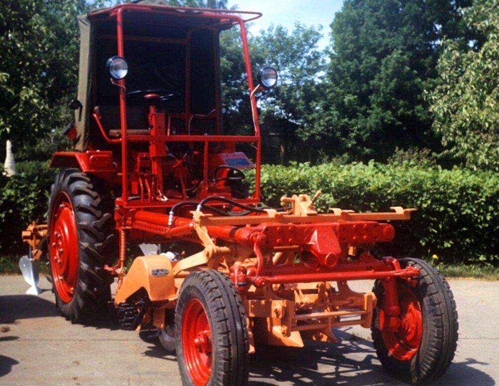 Самоходное тракторное шасси Т-16М производства Харьковского завода (1972 год)