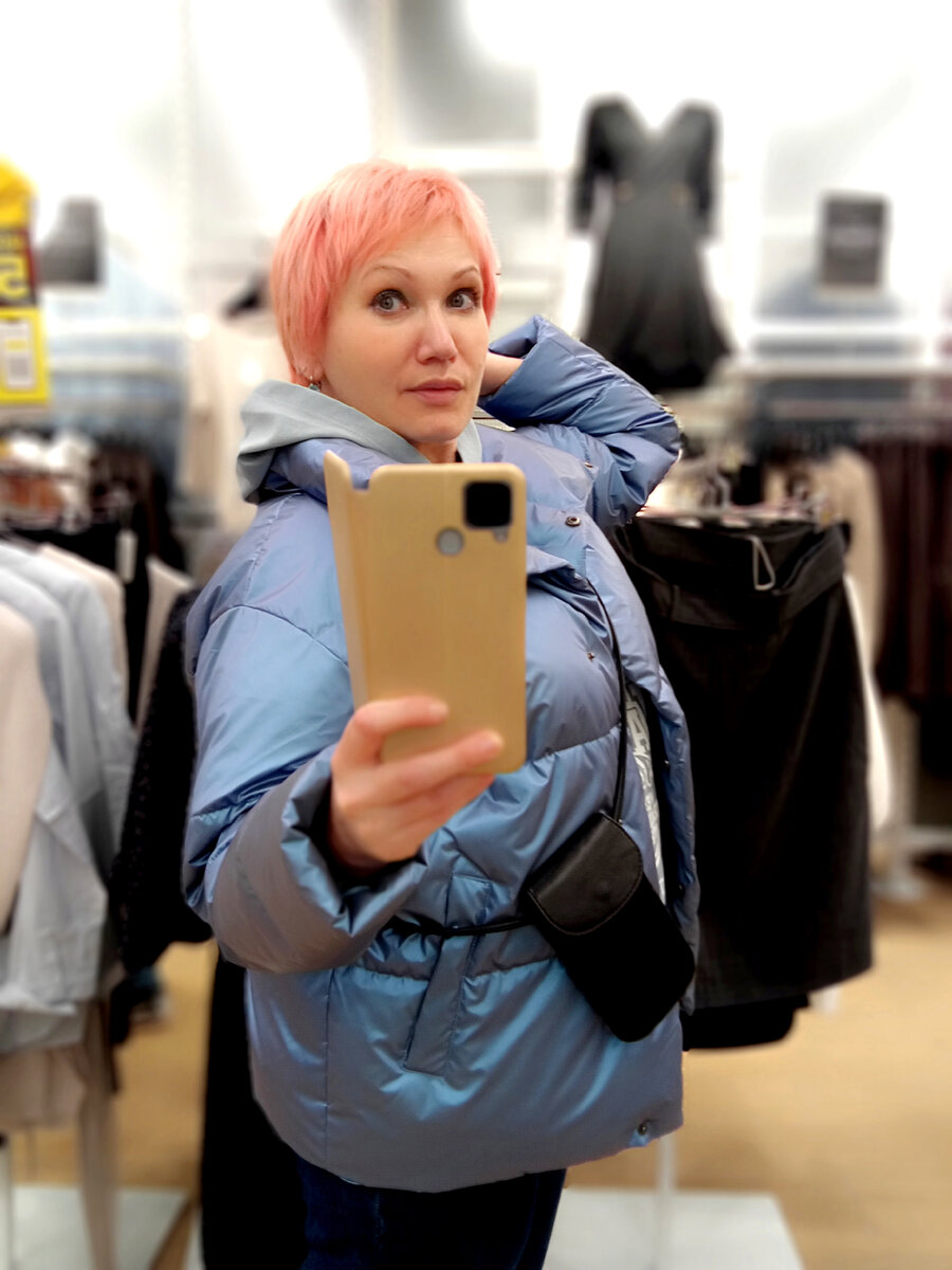 Куртки в KOTON чем-то напоминают OSTIN, а вот толстовки всех цветов радуги - только здесь.