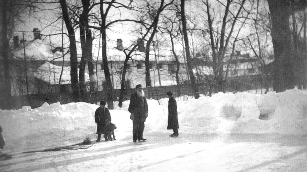 ЛЕВ ТОЛСТОЙ (В ЦЕНТРЕ) НА КОНЬКАХ В ХАМОВНИКАХ. 1898 ГОД. МОСКВА. ФОТОГРАФИЯ: АРХИВ ГОСУДАРСТВЕННОГО МУЗЕЯ Л.Н. ТОЛСТОГО, МОСКВА