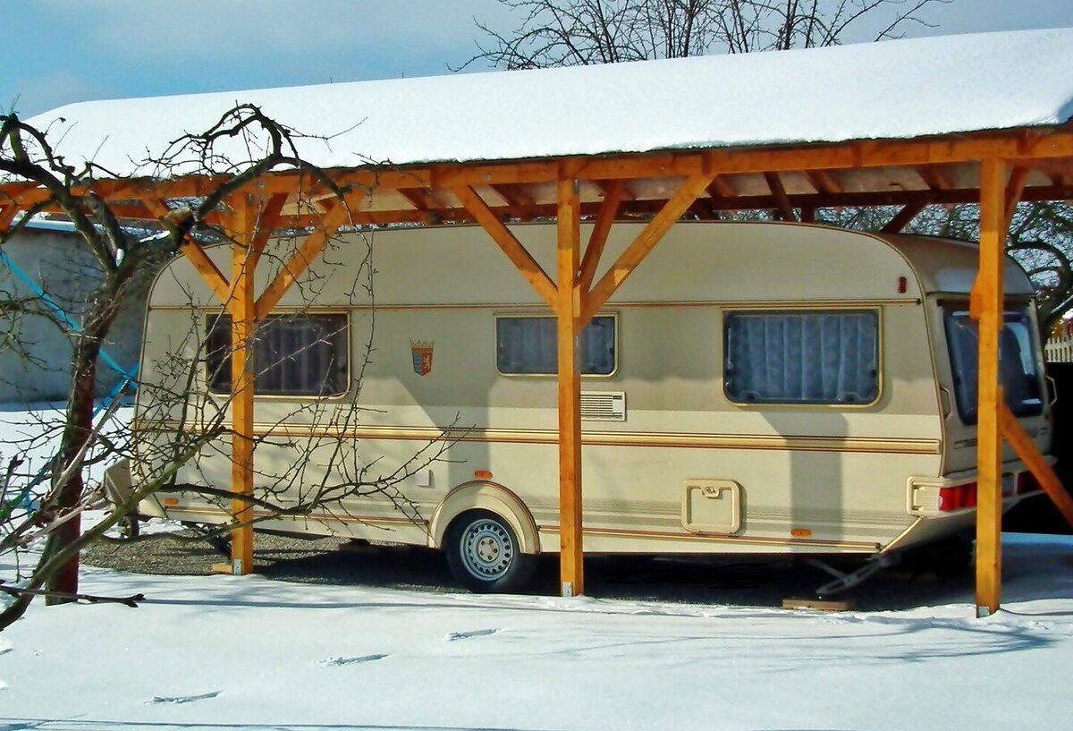 Небольшой кемпер, оборудованный рабочей тормозной системой, не обязательно буксируется рамным внедорожником или грузовиком, даже если его масса свыше 750 кг.