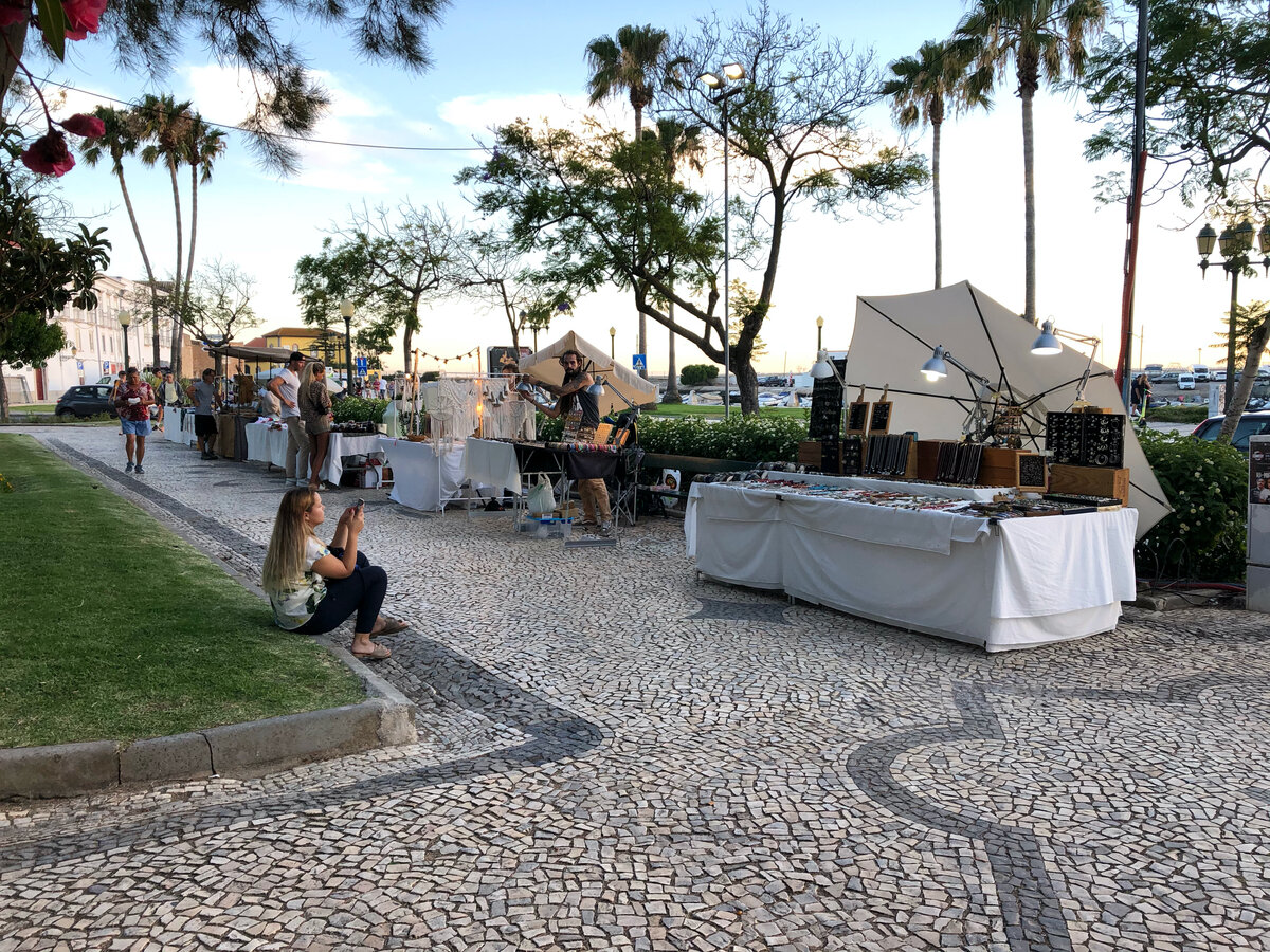 Соседи тоже разложили товар, ждем туристов