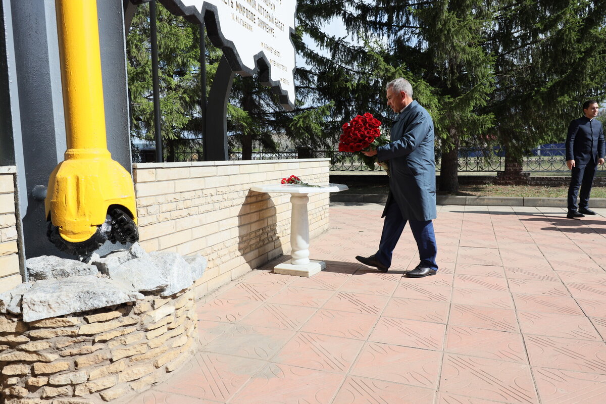 Рустам Минниханов возложил цветы к мемориальному комплексу «Скважина № 1» в селе Шугурово Лениногорского района Татарстана. Фото: rais.tatarstan.ru