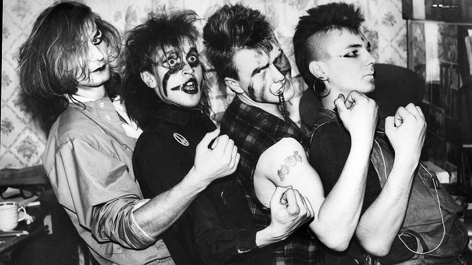    «Гражданская оборона» играла панк-рок в отчетливых суицидально-психоделических тонах. Она всегда контрастировала с умиротворенными бардовскими или же схематично-героическими интонациями прочих отечественных рок-групп. И стала одной из главных. В поколении тридцатилетних многие горланили в подъезде «Все идет по плану» и «Лед под ногами майора» Сергей Сергеев/gr-oborona.ru