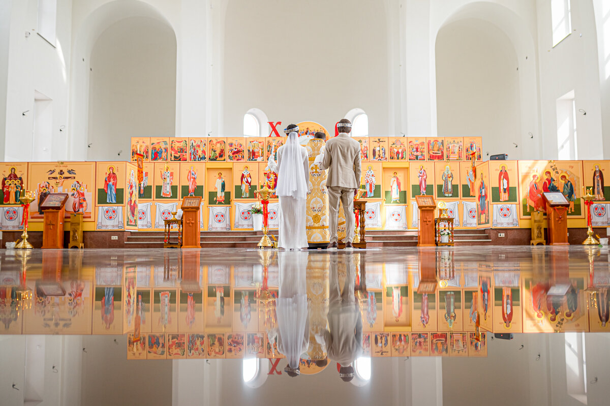 Не хочу показывать здесь свою работу, но не могу не отметить красоту этого Храма. Я люблю простоту, минимум позолоты и много белого цвета. Увы, мою любовь мало кто разделяет - через какое-то время стены будут расписаны. Это тоже красиво, но всё же такой простоты, как сейчас, очень не хватает. Кстати, на бэкстейдже было бы видно, как я снимаю, лёжа на полу. Пол был чистый)