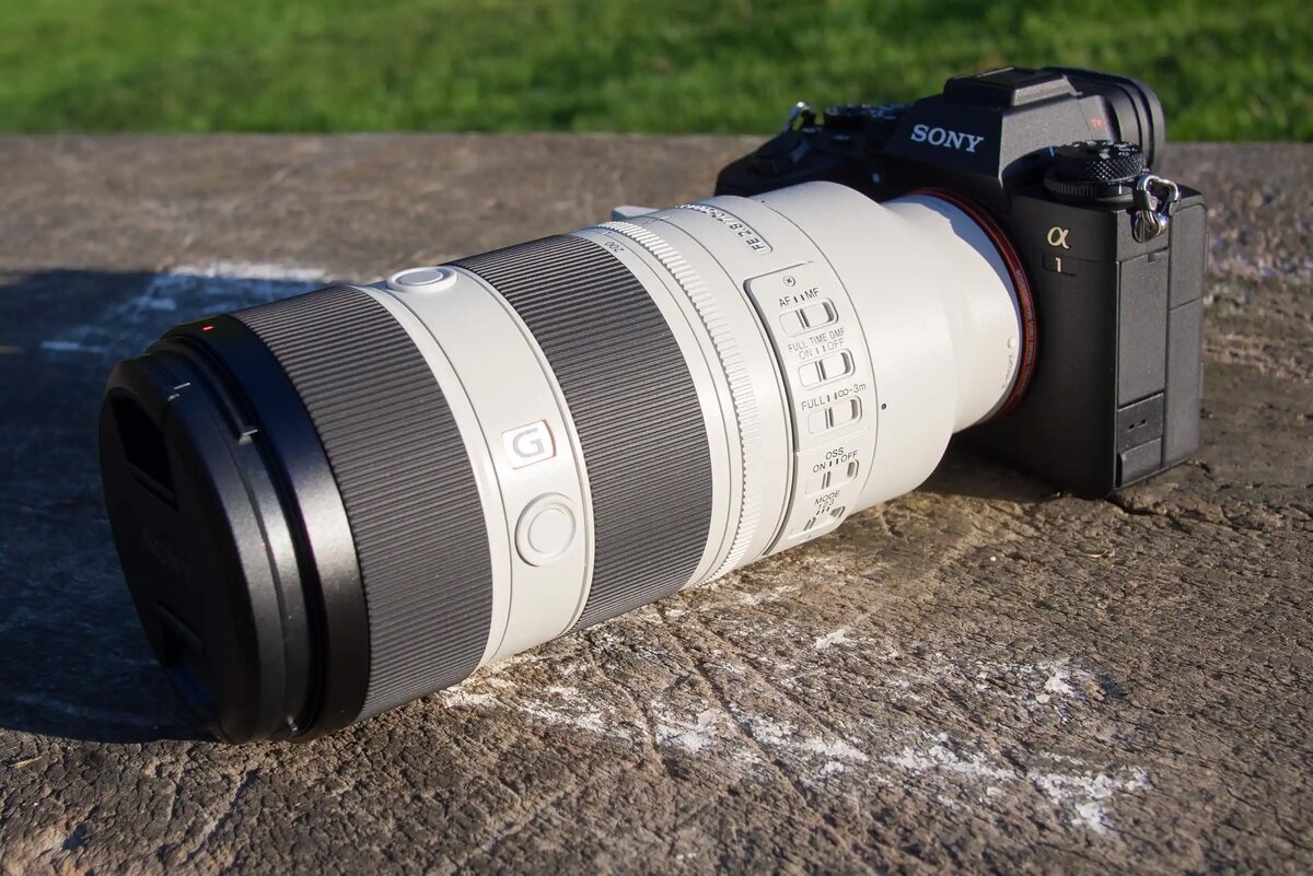    Между кольцами фокусировки и зума находятся три кнопки, которые можно запрограммировать под свои нужды / Фото: amateurphotographer.com